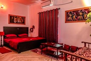 Una cama o camas en una habitación de Fire Room - Elements from Hexa Stays