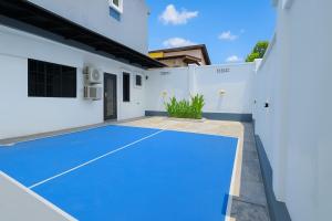 un campo da tennis blu nel cortile di una casa di Tekun Landed D'Family Pickeball Fun House 5BR14pax by Our Stay a Johor Bahru