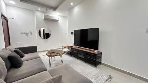 Μια τηλεόραση ή/και κέντρο ψυχαγωγίας στο Kayan 1 bhk ~ 10 mins from everywhere in Muscat