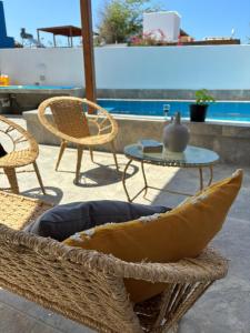 une chaise et une table et une table et des chaises dans l'établissement Casa Siena Vichayito a poco metros del mar, à Organos