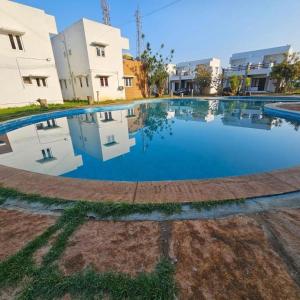 耶拉吉里2 Bedroom Air Conditioned Private Villa - Free Wifi - Swimming Pool - No Alcohol Zone - Easy Stays Yelagiri的一座大型游泳池,位于部分建筑前