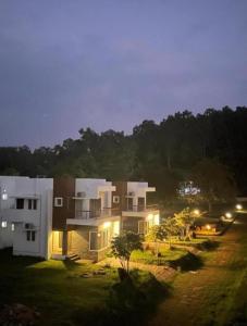 耶拉吉里2 Bedroom Air Conditioned Private Villa - Free Wifi - Swimming Pool - No Alcohol Zone - Easy Stays Yelagiri的一座在晚上有灯的大建筑