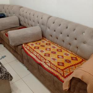 Eine Decke liegt auf einem Sofa. in der Unterkunft شقة مفروشة عائلية in Amman