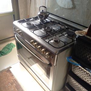 einen Herd mit Teekessel darüber in der Unterkunft شقة مفروشة عائلية in Amman