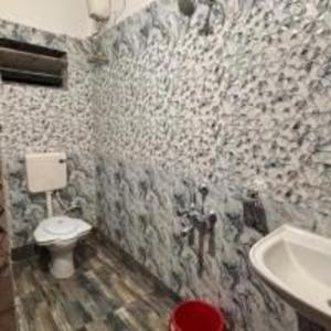 une salle de bains avec toilettes et lavabo dans l'établissement Swapno Chhobi, à Santiniketan