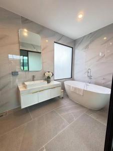 Koupelna v ubytování Gaia Pool Villa Khao Yai