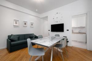 a living room with a table and a couch at Casa Lusso con 3 Camere con Affaccio Esclusivo su San Petronio in Bologna
