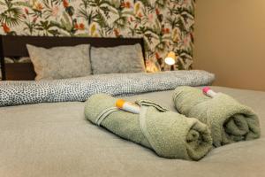 un lit avec deux serviettes et deux bougies dessus dans l'établissement Pacsirta Vendégház, à Tass