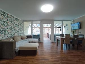 un salon avec un canapé et une table dans l'établissement Pacsirta Vendégház, à Tass