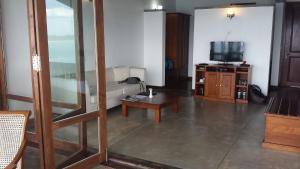 Televiisor ja/või meelelahutuskeskus majutusasutuses Malima Weligambay Villas