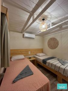 una habitación con dos camas y techo en Amanda beach hotel, en Dahab
