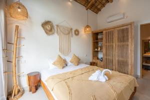 Ένα ή περισσότερα κρεβάτια σε δωμάτιο στο Louisa - 2BR Private Pool Villa in Kerobokan