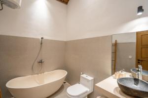 Ένα μπάνιο στο Louisa - 2BR Private Pool Villa in Kerobokan +15 φωτογραφίες