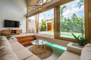 Μια τηλεόραση ή/και κέντρο ψυχαγωγίας στο Louisa - 2BR Private Pool Villa in Kerobokan