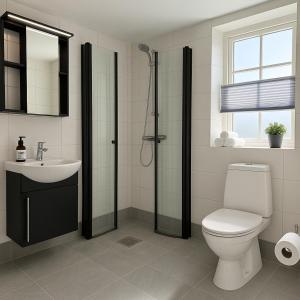 ein Badezimmer mit Toilette, Waschbecken und Dusche in der Unterkunft A Place To Stay Stavanger, apartment 1 in Stavanger