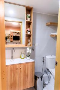 Vannituba majutusasutuses Bright & Cozy 2BR - Sea view at Marina Spatial