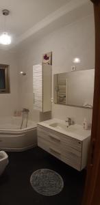 Ένα μπάνιο στο Appartement en résidence, spacieux et lumineux