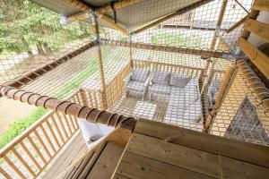 an overhead view of a bird cage with two chairs in it at Arden Parks Tulderheyde in Poppel