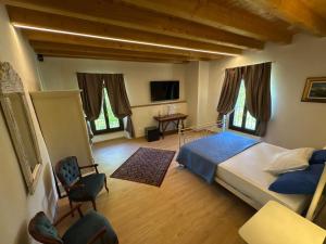 une chambre avec un lit, une table et des chaises dans l'établissement Cascina Monte Tivino, à Salò 29 autres photos