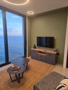 Μια τηλεόραση ή/και κέντρο ψυχαγωγίας στο The Cliff - Selene