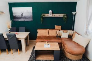 a living room with a couch and a table at Voll ausgestattete 3 Zimmer Wohnung mit 2 Schlafzimmer in Villingen-Schwenningen