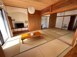 Μια τηλεόραση ή/και κέντρο ψυχαγωγίας στο やんばる別荘三原でーじまぎー -Yanbaru stay MIHARA VILLA GRANDE-