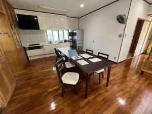 Η κουζίνα ή μικρή κουζίνα στο やんばる別荘三原でーじまぎー -Yanbaru stay MIHARA VILLA GRANDE-