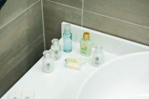 un tas de bouteilles posées sur un comptoir dans une salle de bain dans l'établissement Samovar, à Petropavlovsk-Kamtchatski