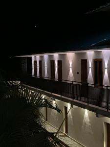 un edificio con luces de noche. en Thottunkal Tourist home, en Kadavoor