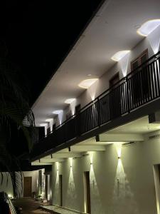 un edificio con balcón con luces encendidas en Thottunkal Tourist home, en Kadavoor