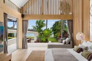 Posezení v ubytování Luxury on the Beach- Cook Jet Ski Vespa Car Staff Boat- Mandarin Beach Villa Koh Samui