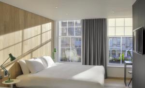 Ένα ή περισσότερα κρεβάτια σε δωμάτιο στο Grassmarket Hotel