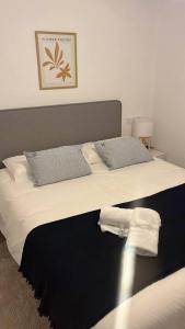 ein Schlafzimmer mit zwei Betten mit Handtüchern darauf in der Unterkunft Plaza del Ayuntamiento -Centro Histórico- in Oviedo + 16 Fotos