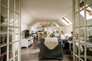 ein Wohnzimmer mit Sofa und Tisch in der Unterkunft The Barn in South Cerney