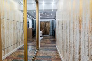 ein Büroflur mit rostigen Wänden und Spiegeln in der Unterkunft VNS LUXURY STAY apartment in Târgovişte + 43 Fotos