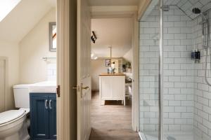 ein Badezimmer mit Dusche, Toilette und Waschbecken in der Unterkunft The Barn in South Cerney + 28 Fotos