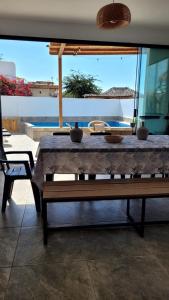 d'une table et d'un banc avec vue sur l'océan. dans l'établissement Casa Siena Vichayito a poco metros del mar, à Organos