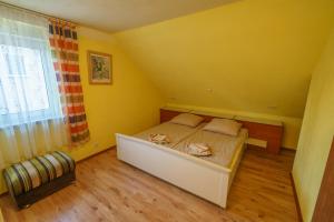 a small bedroom with a bed and a window at Uroczy domek nad jeziorem in Lubikowo