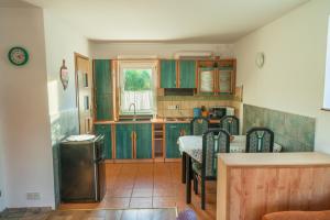 Η κουζίνα ή μικρή κουζίνα στο Uroczy domek nad jeziorem