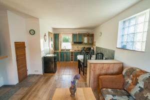 Η κουζίνα ή μικρή κουζίνα στο Uroczy domek nad jeziorem