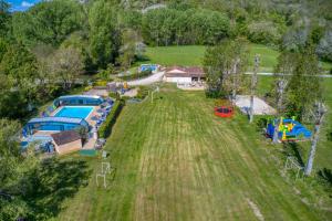 eine Luftaufnahme eines großen Hofes mit einem Spielplatz in der Unterkunft Mobilhome Malaga Climatisé 31 in Saint-Martial-de-Nabirat + 7 Fotos