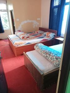 Postel nebo postele na pokoji v ubytování Green Wings Homestay Gumbadara By StayApart