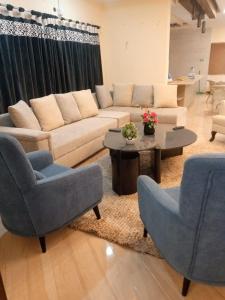 Χώρος καθιστικού στο Shahnoor cottages Luxury Apartment