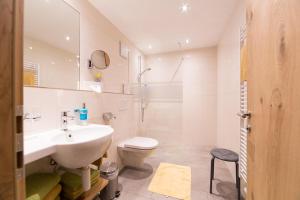 une salle de bain blanche avec un lavabo et des toilettes dans l'établissement Haus Gant, à Sankt Gallenkirch 61 autres photos