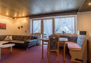un salon avec un canapé et une table dans l'établissement Haus Gant, à Sankt Gallenkirch