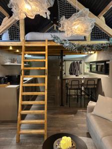 1 cama elevada en una sala de estar con cocina en Gîte Meunier, tu dors, en Vaux-sur-Sûre