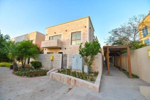 ein Backsteingebäude mit einem Tor davor in der Unterkunft Harf-281 4 BEDROOMS - Raha Gardens AD in Abu Dhabi + 11 Fotos