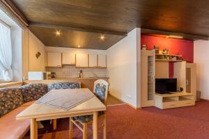 un salon avec une table et une cuisine dans l'établissement Haus Gant, à Sankt Gallenkirch