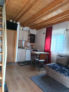 Una cocina o cocineta en Tarin zov