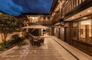 El edificio en el que está la habitación en casa particular